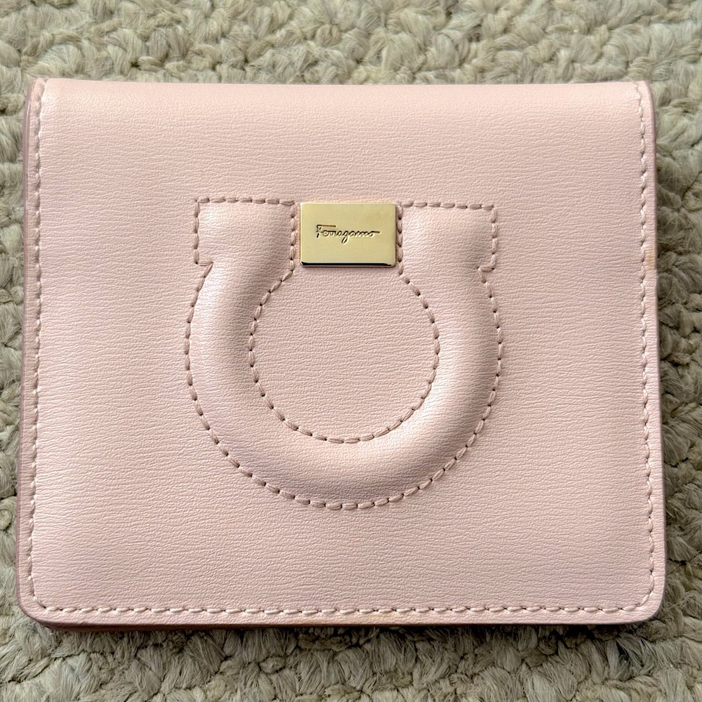 🤩 NWOT Salvatore Ferragamo Blush Light Pink Credit Card Case Wallet